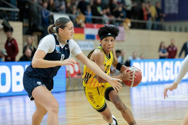 Alexia Allesch (Lions, 0), Deeshyra Thomas (Berlin, 21), Syntainics MBC vs. Alba Berlin, Frauen, Basketball, 1. Bundesliga, DBBL, Hauptrunde, 12. Spieltag, Saison 2025 26, 21.12.2025. Halle SWH Arena Sachsen-Anhalt Deutschland