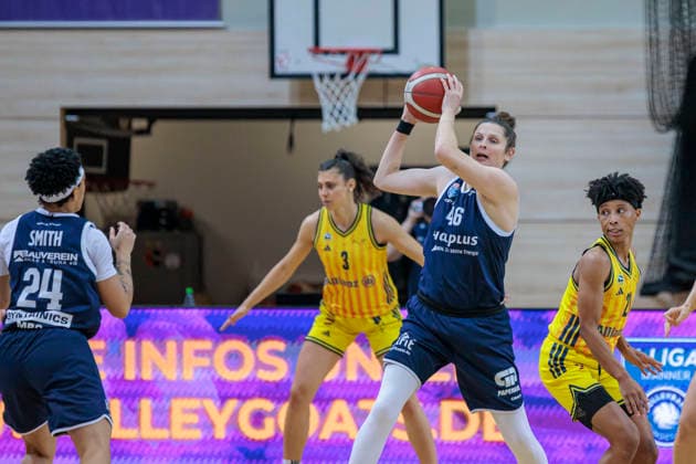 Liz Smith (Lions, 24), Theresa Simon (Berlin, 3), Romy Bär (Lions, 46), Deeshyra Thomas (Berlin, 21), Syntainics MBC vs. Alba Berlin, Frauen, Basketball, 1. Bundesliga, DBBL, Hauptrunde, 12. Spieltag, Saison 2025 26, 21.12.2025. Halle SWH Arena Sachsen-Anhalt Deutschland