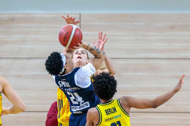 Liz Smith (Lions, 24), Emily Kiser (Berlin, 33), Deeshyra Thomas (Berlin, 21), Syntainics MBC vs. Alba Berlin, Frauen, Basketball, 1. Bundesliga, DBBL, Hauptrunde, 12. Spieltag, Saison 2025 26, 21.12.2025. Halle SWH Arena Sachsen-Anhalt Deutschland