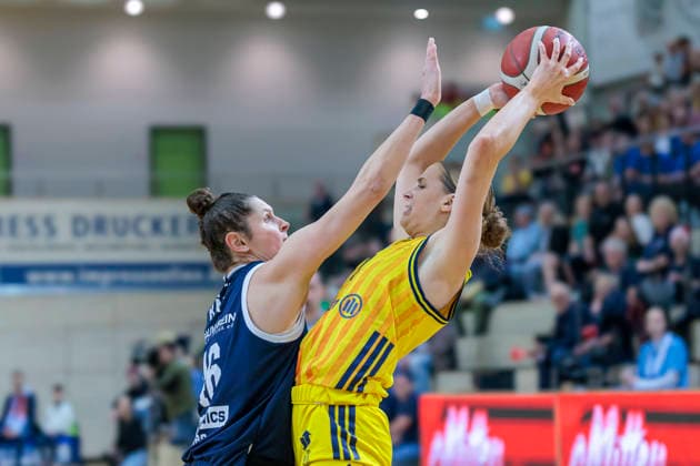 Romy Bär (Lions, 46), Jo Raflo (Berlin, 9), Syntainics MBC vs. Alba Berlin, Frauen, Basketball, 1. Bundesliga, DBBL, Hauptrunde, 12. Spieltag, Saison 2025 26, 21.12.2025. Halle SWH Arena Sachsen-Anhalt Deutschland