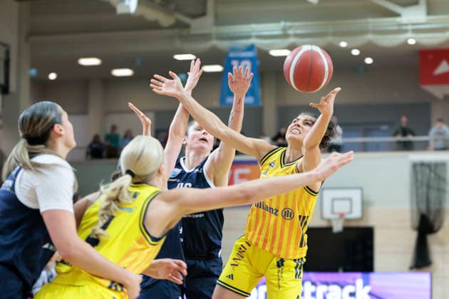 Alexia Allesch (Lions, 0), Marie Bertholdt (Berlin, 4), Romy Bär (Lions, 46), Theresa Simon (Berlin, 3), Syntainics MBC vs. Alba Berlin, Frauen, Basketball, 1. Bundesliga, DBBL, Hauptrunde, 12. Spieltag, Saison 2025 26, 21.12.2025. Halle SWH Arena Sachsen-Anhalt Deutschland