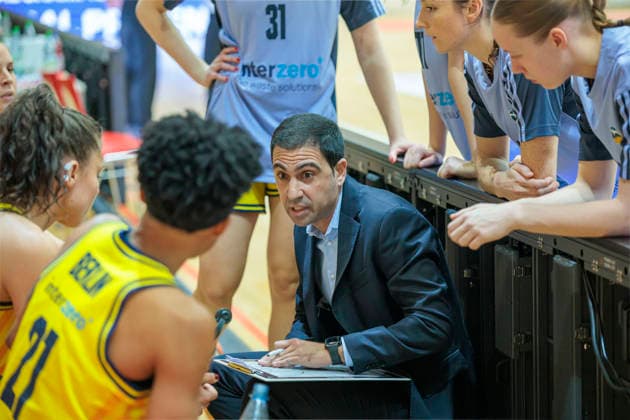 Cristo Cabrera (Berlin, Head Coach), Auszeit, Syntainics MBC vs. Alba Berlin, Frauen, Basketball, 1. Bundesliga, DBBL, Hauptrunde, 12. Spieltag, Saison 2025 26, 21.12.2025. Halle SWH Arena Sachsen-Anhalt Deutschland