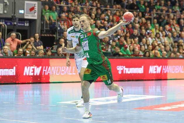 21.12.2025, xgox, Handball - Daikin HBL SC Magdeburg - SC DHfK Leipzig emspor, v.l. Omar Ingi Magnusson (Magdeburg, 14) beim Siebenmeter Magdeburg