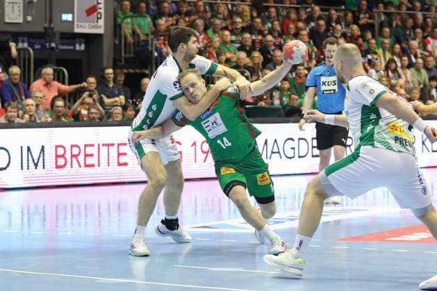 21.12.2025, xgox, Handball - Daikin HBL SC Magdeburg - SC DHfK Leipzig emspor, v.l. Marko Mamic (Leipzig, 14), Omar Ingi Magnusson (Magdeburg, 14) Zweikampf, Duell, Kampf, tackle Magdeburg