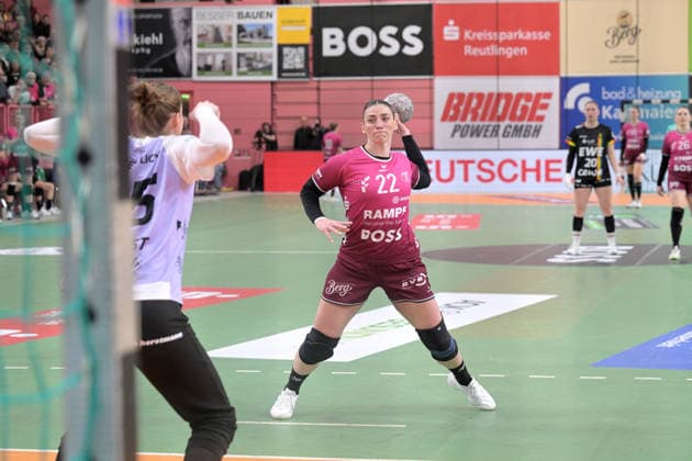 Gabriela Clausson Bitolo (TusSies Metzingen, 22) gegen Madita Kohorst (VfL Oldenburg, 25) im Tor beim 7-Meter TusSies Metzingen vs. VfL Oldenburg, Handball, Alsco HBF, 11.Ligaspieltag, Saison 2025 2026, 21.12.2025 TusSies Metzingen vs. VfL Oldenburg, Handball, Alsco HBF, 11.Ligaspieltag, Saison 2025 2026, 21.12.2025 Tuebingen Copyright: xEibner-Pressefoto TobiasxBaurx EP_TBR