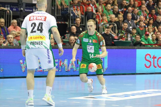 21.12.2025, xgox, Handball - Daikin HBL SC Magdeburg - SC DHfK Leipzig emspor, v.l. Omar Ingi Magnusson (Magdeburg, 14) am Ball, plays the ball Magdeburg