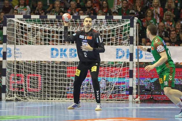 21.12.2025, xgox, Handball - Daikin HBL SC Magdeburg - SC DHfK Leipzig emspor, v.l. Matej Mandic (Magdeburg, 12) Parade, haelt den Ball, faengt den Ball, pariert Magdeburg