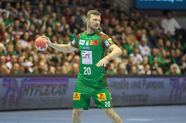 21.12.2025, xgox, Handball - Daikin HBL SC Magdeburg - SC DHfK Leipzig emspor, v.l. Philipp Weber (Magdeburg, 20) am Ball, plays the ball Magdeburg