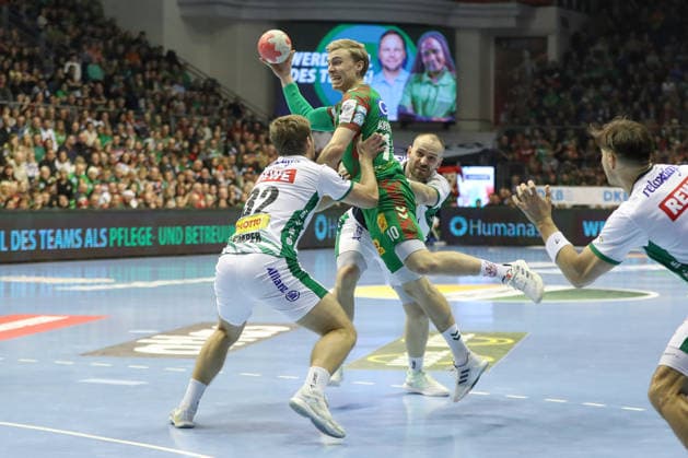21.12.2025, xgox, Handball - Daikin HBL SC Magdeburg - SC DHfK Leipzig emspor, v.l. Franz Semper (Leipzig, 32), Gisli Thorgeir Kristjansson (Magdeburg, 10), Moritz Preuss (Leipzig, 24) Zweikampf, Duell, Kampf, tackle Magdeburg