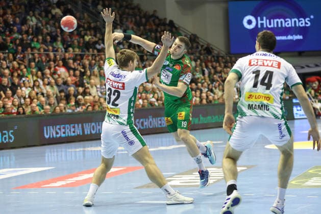 21.12.2025, xgox, Handball - Daikin HBL SC Magdeburg - SC DHfK Leipzig emspor, v.l. Elvar Oern Jonsson (Magdeburg, 19) wirft Tor, Torschuetze, erzielt Tor, Treffer, scores the goal Magdeburg
