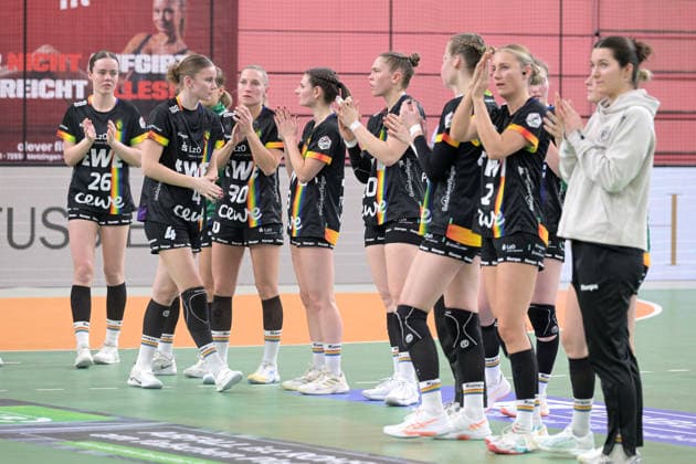die Spielerinnen des VfL Oldenburg bedanken sich bei den Fans TusSies Metzingen vs. VfL Oldenburg, Handball, Alsco HBF, 11.Ligaspieltag, Saison 2025 2026, 21.12.2025 TusSies Metzingen vs. VfL Oldenburg, Handball, Alsco HBF, 11.Ligaspieltag, Saison 2025 2026, 21.12.2025 Tuebingen Copyright: xEibner-Pressefoto TobiasxBaurx EP_TBR