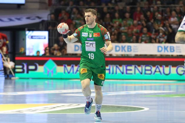 21.12.2025, xgox, Handball - Daikin HBL SC Magdeburg - SC DHfK Leipzig emspor, v.l. Elvar Oern Jonsson (Magdeburg, 19) am Ball, plays the ball Magdeburg