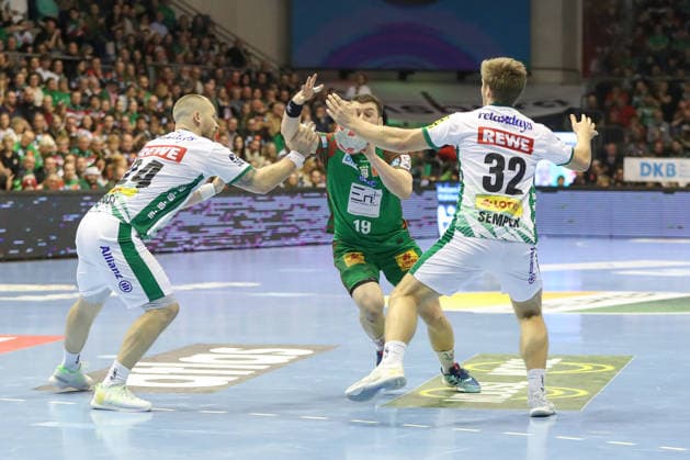 21.12.2025, xgox, Handball - Daikin HBL SC Magdeburg - SC DHfK Leipzig emspor, v.l. Moritz Preuss (Leipzig, 24), Elvar Oern Jonsson (Magdeburg, 19), Franz Semper (Leipzig, 32) Zweikampf, Duell, Kampf, tackle Magdeburg