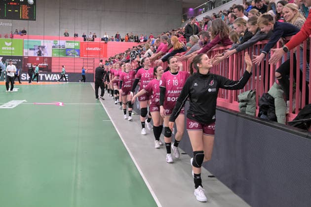 die TusSies bedanken sich bei den Fans TusSies Metzingen vs. VfL Oldenburg, Handball, Alsco HBF, 11.Ligaspieltag, Saison 2025 2026, 21.12.2025 TusSies Metzingen vs. VfL Oldenburg, Handball, Alsco HBF, 11.Ligaspieltag, Saison 2025 2026, 21.12.2025 Tuebingen Copyright: xEibner-Pressefoto TobiasxBaurx EP_TBR