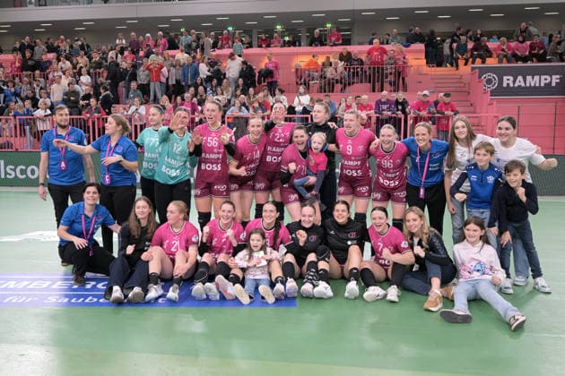 Siegerfoto der TusSies nach Spielende TusSies Metzingen vs. VfL Oldenburg, Handball, Alsco HBF, 11.Ligaspieltag, Saison 2025 2026, 21.12.2025 TusSies Metzingen vs. VfL Oldenburg, Handball, Alsco HBF, 11.Ligaspieltag, Saison 2025 2026, 21.12.2025 Tuebingen Copyright: xEibner-Pressefoto TobiasxBaurx EP_TBR