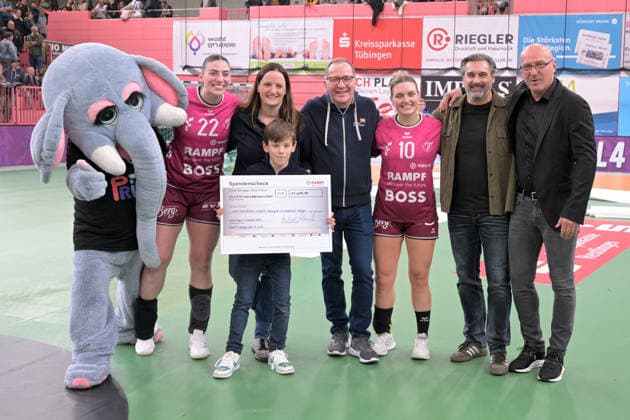 Michael Rampf uebergibt zusammen mit Nele Franz (TusSies Metzingen, 10) und Gabriela Clausson Bitolo (TusSies Metzingen, 22) und Ferenc Rott (TusSies Metzingen, Geschaeftsfuehrer) einen Scheck an die Stiftung Krebs Kranker Kinder der Uniklinik Tuebingen TusSies Metzingen vs. VfL Oldenburg, Handball, Alsco HBF, 11.Ligaspieltag, Saison 2025 2026, 21.12.2025 TusSies Metzingen vs. VfL Oldenburg, Handball, Alsco HBF, 11.Ligaspieltag, Saison 2025 2026, 21.12.2025 Tuebingen Copyright: xEibner-Pressefoto TobiasxBaurx EP_TBR