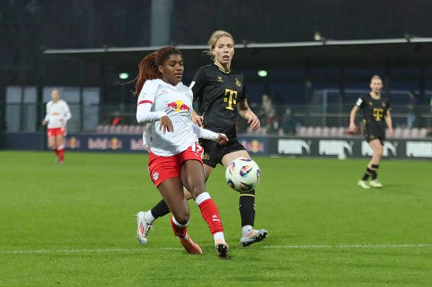 Google Pixel Frauen-Bundesliga, RB Leipzig - 1. FC Köln; 21.12.2025 Delice Boboy (17, RB Leipzig) vor Celina Degen (5, 1. FC Köln). Fußball, Google Pixel Frauen-Bundesliga, Saison 2025 2026, 14. Spieltag: RB Leipzig vs. 1. FC Köln am 21.12.2025, Trainingszentrum Cottaweg, Leipzig. DFB REGULATIONS PROHIBIT ANY USE OF PHOTOGRAPHS AS IMAGE SEQUENCES AND OR QUASI-VIDEO. Copyright: xBEAUTIFULxSPORTS JanxKaeferx