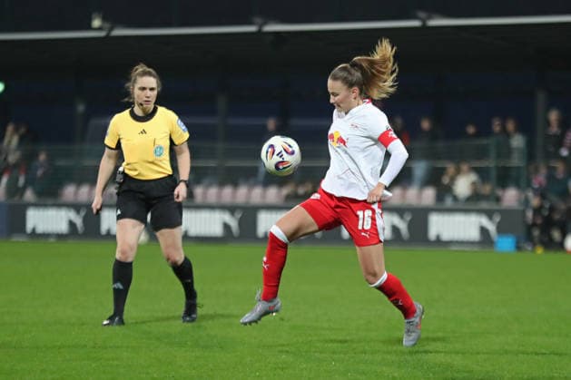 Google Pixel Frauen-Bundesliga, RB Leipzig - 1. FC Köln; 21.12.2025 Annabel Schasching (16, RB Leipzig). Fußball, Google Pixel Frauen-Bundesliga, Saison 2025 2026, 14. Spieltag: RB Leipzig vs. 1. FC Köln am 21.12.2025, Trainingszentrum Cottaweg, Leipzig. DFB REGULATIONS PROHIBIT ANY USE OF PHOTOGRAPHS AS IMAGE SEQUENCES AND OR QUASI-VIDEO. Copyright: xBEAUTIFULxSPORTS JanxKaeferx