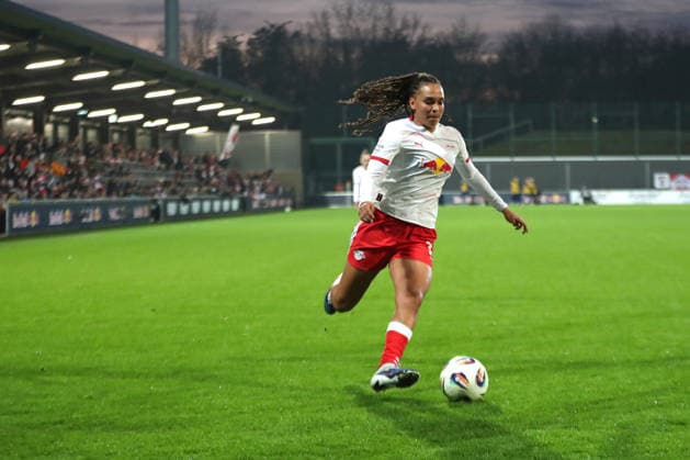 Google Pixel Frauen-Bundesliga, RB Leipzig - 1. FC Köln; 21.12.2025 Lisa Baum (11, RB Leipzig). Fußball, Google Pixel Frauen-Bundesliga, Saison 2025 2026, 14. Spieltag: RB Leipzig vs. 1. FC Köln am 21.12.2025, Trainingszentrum Cottaweg, Leipzig. DFB REGULATIONS PROHIBIT ANY USE OF PHOTOGRAPHS AS IMAGE SEQUENCES AND OR QUASI-VIDEO. Copyright: xBEAUTIFULxSPORTS JanxKaeferx