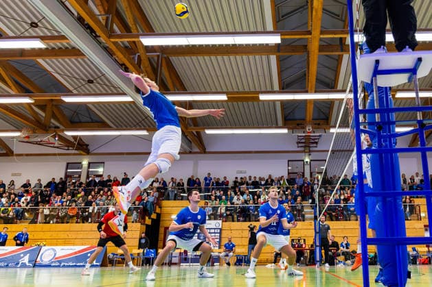 21.12.2025, GER, Volleyball, 2.BL Maenner Sued, Saison 2025 2026, Blue Volleys Gotha - L.E. Volleys Ben Bierwisch (Blue Volleys Gotha) 99867 Gotha Sporthalle Sportanlage Ernesti Thüringen Deutschland