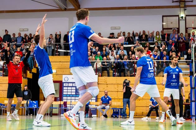 21.12.2025, GER, Volleyball, 2.BL Maenner Sued, Saison 2025 2026, Blue Volleys Gotha - L.E. Volleys Finn Jansen (Blue Volleys Gotha), Ben Bierwisch (Blue Volleys Gotha) , Tim Wagner (Blue Volleys Gotha), Dominik Duchac (Blue Volleys Gotha) 99867 Gotha Sporthalle Sportanlage Ernesti Thüringen Deutschland