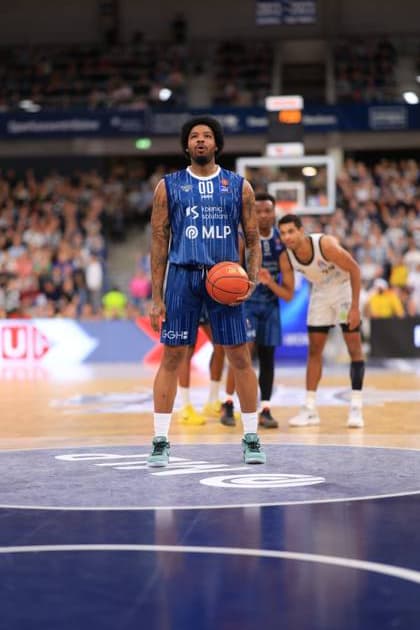 RECORD DATE NOT STATED Spielaktion mit Marcus Weathers (00; MLP Academics Heidelberg) und Kenneth Ogbe (25; Veolia Towers Hamburg) easyCredit BBL: MLP Academics Heidelberg – Veolia Towers Hamburg 21.12.2025 SNP Dome Heidelberg Marcus Weathers (00; MLP Academics Heidelberg) mit Ball