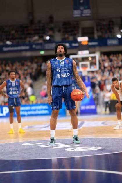RECORD DATE NOT STATED Szene mit Marcus Weathers (00; MLP Academics Heidelberg) auf dem Spielfeld easyCredit BBL: MLP Academics Heidelberg – Veolia Towers Hamburg 21.12.2025 SNP Dome Heidelberg Marcus Weathers (00; MLP Academics Heidelberg) auf dem Spielfeld