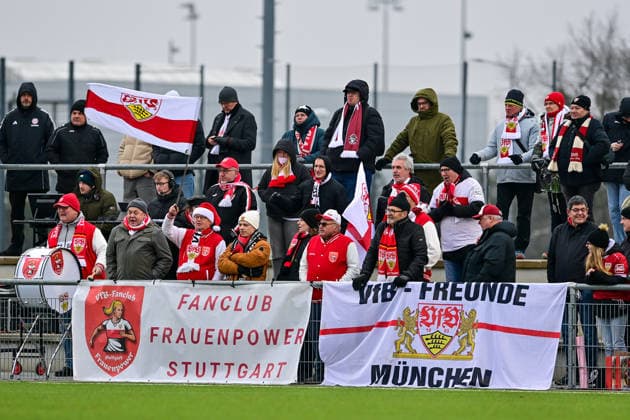 Stuttgarter Fans machen Stimmung, Fans, Publikum, Zuschauer, Stimmung, Atmosphaere, Stadion, 21.12.2025, München (Deutschland), Fussball,2. Frauen-Bundesliga, FC Bayern München II - VfB Stuttgart, DFB DFL REGULATIONS PROHIBIT ANY USE OF PHOTOGRAPHS AS IMAGE SEQUENCES AND OR QUASI-VIDEO.