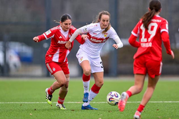 v.li.: Elira Terakaj (FCB, 7) Tamar Dongus (Stuttgart, 32) im Zweikampf, Duell, duel, tackle, Dynamik, Action, Aktion, 21.12.2025, München (Deutschland), Fussball,2. Frauen-Bundesliga, FC Bayern München II - VfB Stuttgart, DFB DFL REGULATIONS PROHIBIT ANY USE OF PHOTOGRAPHS AS IMAGE SEQUENCES AND OR QUASI-VIDEO.