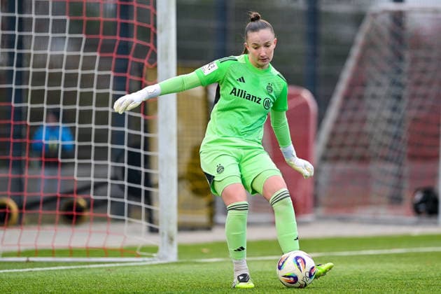 Sophie Klein (Torwart, Torfrau, FCB, 1) am Ball, Freisteller, Einzelbild, Aktion, Action, 21.12.2025, München (Deutschland), Fussball,2. Frauen-Bundesliga, FC Bayern München II - VfB Stuttgart, DFB DFL REGULATIONS PROHIBIT ANY USE OF PHOTOGRAPHS AS IMAGE SEQUENCES AND OR QUASI-VIDEO.