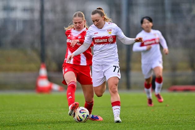 v.li.: Marie Gmeineder (FCB, 6) Leonie Schetter (Stuttgart, 77) im Zweikampf, Duell, duel, tackle, Dynamik, Action, Aktion, 21.12.2025, München (Deutschland), Fussball,2. Frauen-Bundesliga, FC Bayern München II - VfB Stuttgart, DFB DFL REGULATIONS PROHIBIT ANY USE OF PHOTOGRAPHS AS IMAGE SEQUENCES AND OR QUASI-VIDEO.