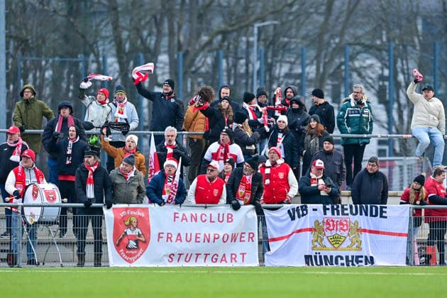 Stuttgarter Fans machen Stimmung, Fans, Publikum, Zuschauer, Stimmung, Atmosphaere, Stadion, 21.12.2025, München (Deutschland), Fussball,2. Frauen-Bundesliga, FC Bayern München II - VfB Stuttgart, DFB DFL REGULATIONS PROHIBIT ANY USE OF PHOTOGRAPHS AS IMAGE SEQUENCES AND OR QUASI-VIDEO.