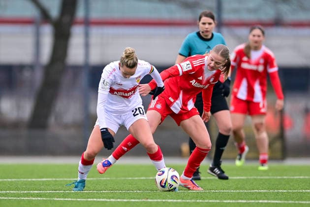 v.li.: Jana Beuschlein (Stuttgart, 20) Marie Gmeineder (FCB, 6) im Zweikampf, Duell, duel, tackle, Dynamik, Action, Aktion, 21.12.2025, München (Deutschland), Fussball,2. Frauen-Bundesliga, FC Bayern München II - VfB Stuttgart, DFB DFL REGULATIONS PROHIBIT ANY USE OF PHOTOGRAPHS AS IMAGE SEQUENCES AND OR QUASI-VIDEO.