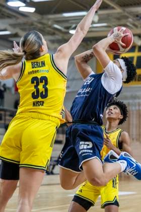 Toyota DBBL 2025 2026 - Syntainics MBC vs.Alba Berlin Halle Saale, Deutschland 21.Dezember 2025: Im Bild:v. li. im Zweikampf Emily Kiser (Berlin) und Liz Smith (Halle) Halle Saale swh.Arena Sachsen-Anhalt Deutschland