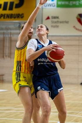 Toyota DBBL 2025 2026 - Syntainics MBC vs.Alba Berlin Halle Saale, Deutschland 21.Dezember 2025: Im Bild:v.li.Jo Raflo (Berlin) und Alexia Allesch (Halle) Halle Saale swh.Arena Sachsen-Anhalt Deutschland