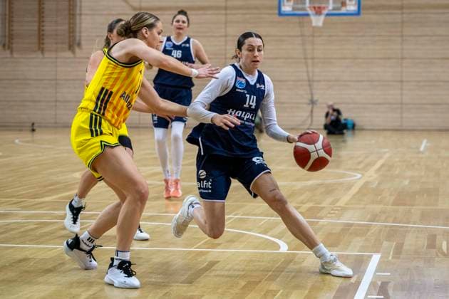 Toyota DBBL 2025 2026 - Syntainics MBC vs.Alba Berlin Halle Saale, Deutschland 21.Dezember 2025: Im Bild:v.li.a9 und Katelyn Shumate (Halle) Halle Saale swh.Arena Sachsen-Anhalt Deutschland