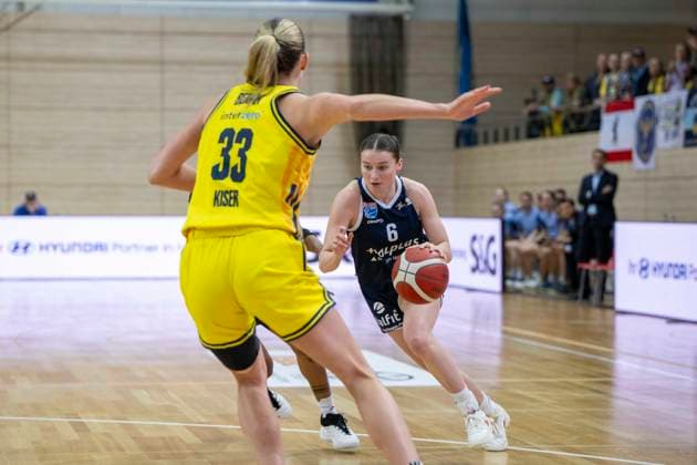 Toyota DBBL 2025 2026 - Syntainics MBC vs.Alba Berlin Halle Saale, Deutschland 21.Dezember 2025: Im Bild:v.li.Emily Kiser (Berlin) und Nicole Brochlitz (Halle) Halle Saale swh.Arena Sachsen-Anhalt Deutschland