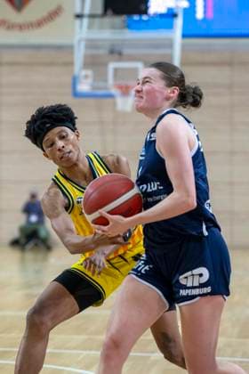 Toyota DBBL 2025 2026 - Syntainics MBC vs.Alba Berlin Halle Saale, Deutschland 21.Dezember 2025: Im Bild:v. li. im Zweikampf Deeshyra Thomas und Nicole Brochlitz (Halle) Halle Saale swh.Arena Sachsen-Anhalt Deutschland
