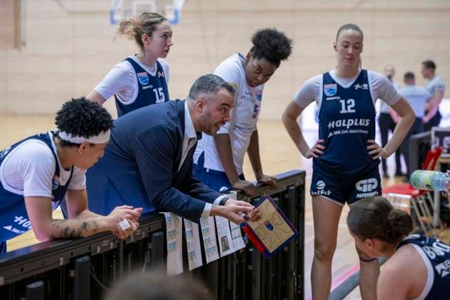 Toyota DBBL 2025 2026 - Syntainics MBC vs.Alba Berlin Halle Saale, Deutschland 21.Dezember 2025: Im Bild:Mitte Trainer Timur Topal (Halle) Halle Saale swh.Arena Sachsen-Anhalt Deutschland