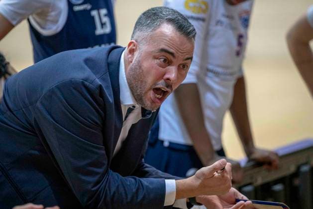 Toyota DBBL 2025 2026 - Syntainics MBC vs.Alba Berlin Halle Saale, Deutschland 21.Dezember 2025: Im Bild:Trainer Timur Topal (Halle) Mimik, starker Gesichtsausdruck, Emotion, Halle Saale swh.Arena Sachsen-Anhalt Deutschland
