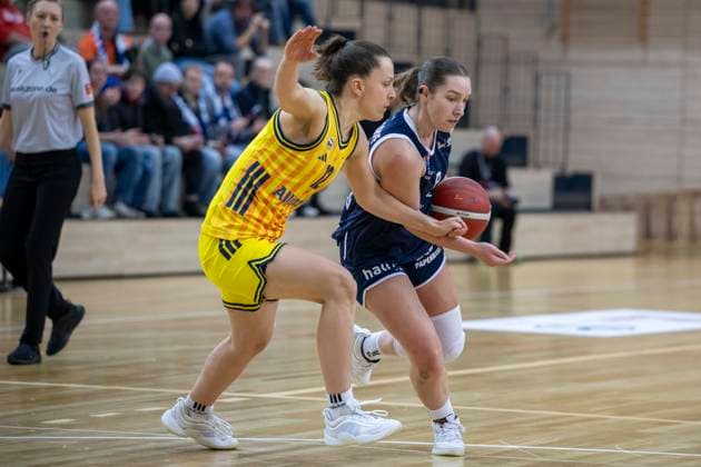 Toyota DBBL 2025 2026 - Syntainics MBC vs.Alba Berlin Halle Saale, Deutschland 21.Dezember 2025: Im Bild:v.li.Lena Gohlisch (Berlin) und Anna Suckstorff (Halle) Halle Saale swh.Arena Sachsen-Anhalt Deutschland