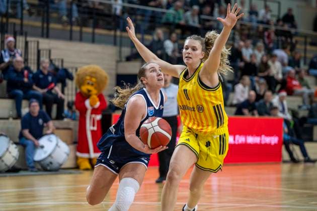 Toyota DBBL 2025 2026 - Syntainics MBC vs.Alba Berlin Halle Saale, Deutschland 21.Dezember 2025: Im Bild:v. li. im Zweikampf Anna Suckstorff (Halle) und Nina Rosemeyer (Berlin) Halle Saale swh.Arena Sachsen-Anhalt Deutschland