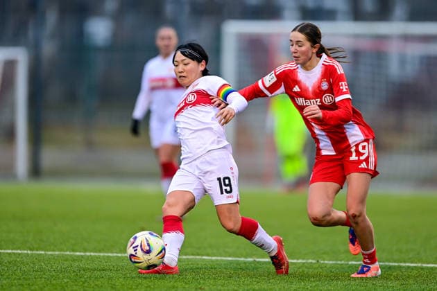 v.li.: Yuka Hirano (Stuttgart, 19) Laila Portella (FCB, 19) im Zweikampf, Duell, duel, tackle, Dynamik, Action, Aktion, 21.12.2025, München (Deutschland), Fussball,2. Frauen-Bundesliga, FC Bayern München II - VfB Stuttgart, DFB DFL REGULATIONS PROHIBIT ANY USE OF PHOTOGRAPHS AS IMAGE SEQUENCES AND OR QUASI-VIDEO.
