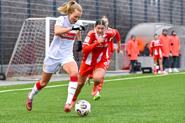 v.li.: Maxi Rall (Stuttgart, 8) Scarlett Kraus (FCB, 4) im Zweikampf, Duell, duel, tackle, Dynamik, Action, Aktion, 21.12.2025, München (Deutschland), Fussball,2. Frauen-Bundesliga, FC Bayern München II - VfB Stuttgart, DFB DFL REGULATIONS PROHIBIT ANY USE OF PHOTOGRAPHS AS IMAGE SEQUENCES AND OR QUASI-VIDEO.