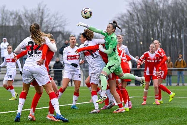 Strafraumszene: Sophie Klein (Torwart, Torfrau, FCB, 1) faustet den ball vor Rosa Rückert (Stuttgart, 11) weg, 21.12.2025, München (Deutschland), Fussball,2. Frauen-Bundesliga, FC Bayern München II - VfB Stuttgart, DFB DFL REGULATIONS PROHIBIT ANY USE OF PHOTOGRAPHS AS IMAGE SEQUENCES AND OR QUASI-VIDEO.