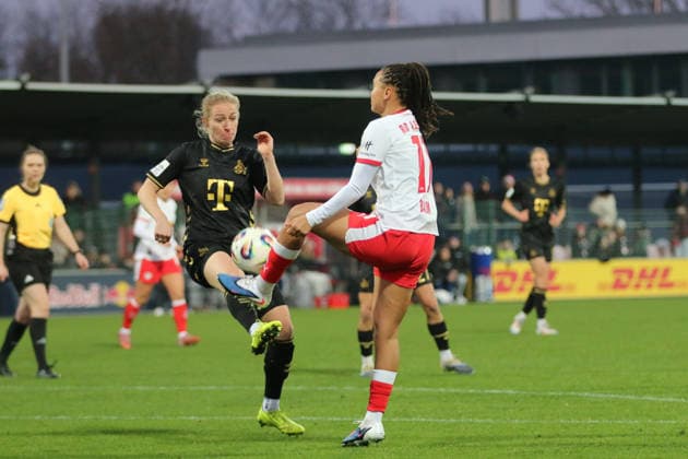 21.12.2025 Fußball Frauen 2025 2026 Google Pixel Frauen-Bundesliga 14. Spieltag RB Leipzig - 1. FC Köln RB-Trainingszentrum am Cottaweg Leipzig Pauline Bremer (Köln, 11, schwarz) und Lisa Baum (Leipzig, 11, weiß) im Zweikampf. Leipzig Sachsen Deutschland