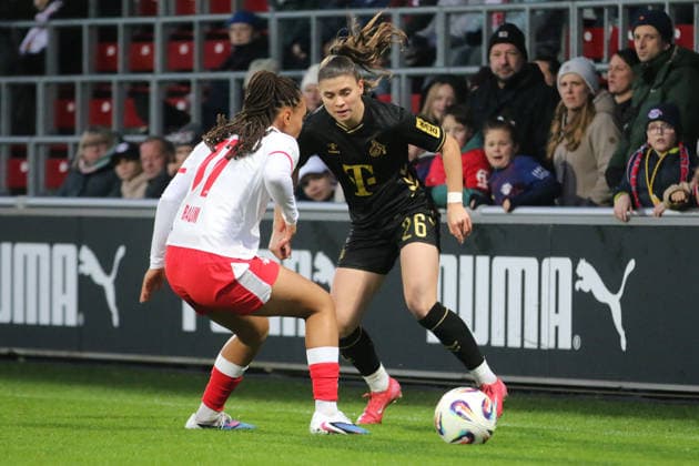 21.12.2025 Fußball Frauen 2025 2026 Google Pixel Frauen-Bundesliga 14. Spieltag RB Leipzig - 1. FC Köln RB-Trainingszentrum am Cottaweg Leipzig Martyna Wiankowska (Köln, 26, schwarz) im Zweikampf mit Lisa Baum (Leipzig, 11, weiß). Leipzig Sachsen Deutschland