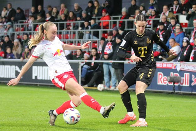 21.12.2025 Fußball Frauen 2025 2026 Google Pixel Frauen-Bundesliga 14. Spieltag RB Leipzig - 1. FC Köln RB-Trainingszentrum am Cottaweg Leipzig Lou-Ann Joly (Leipzig, 6, weiß) versucht eine Flanke von Sara Agrez (Köln, 4, schwarz) zu blocken. Leipzig Sachsen Deutschland
