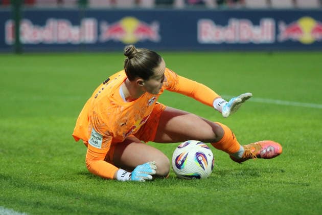 21.12.2025 Fußball Frauen 2025 2026 Google Pixel Frauen-Bundesliga 14. Spieltag RB Leipzig - 1. FC Köln RB-Trainingszentrum am Cottaweg Leipzig Elvira Herzog (Leipzig, 1, orange) hält einen Ball. Leipzig Sachsen Deutschland