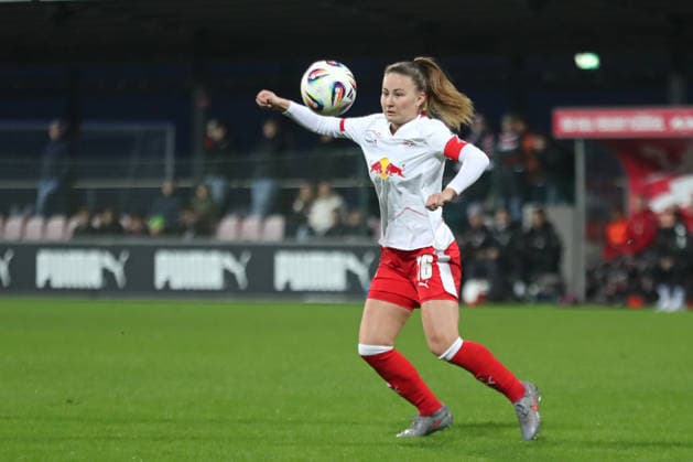 Google Pixel Frauen-Bundesliga, RB Leipzig - 1. FC Köln; 21.12.2025 Annabel Schasching (16, RB Leipzig). Fußball, Google Pixel Frauen-Bundesliga, Saison 2025 2026, 14. Spieltag: RB Leipzig vs. 1. FC Köln am 21.12.2025, Trainingszentrum Cottaweg, Leipzig. DFB REGULATIONS PROHIBIT ANY USE OF PHOTOGRAPHS AS IMAGE SEQUENCES AND OR QUASI-VIDEO. Copyright: xBEAUTIFULxSPORTS JanxKaeferx
